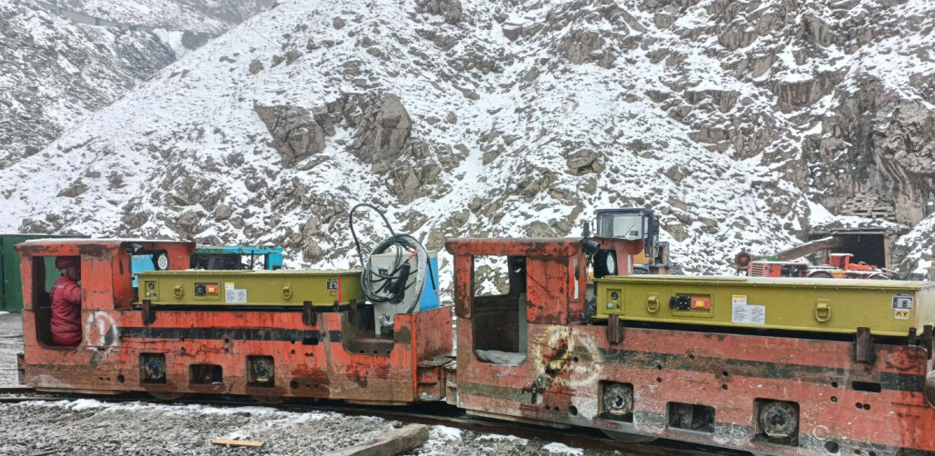 A mine in Tibet has high posters showing extremely cold Tiansheng Corsese lithium batteries to help with high performance